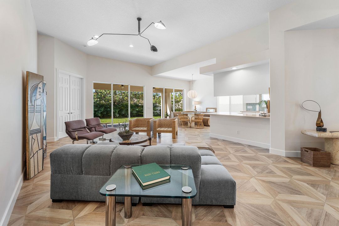 Под контрактом: $8,000 (3 спален, 3 ванн, 2001 Квадратных фут)