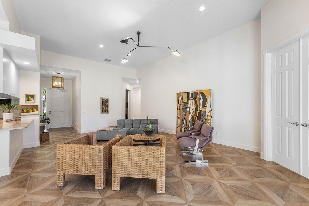 Под контрактом: $8,000 (3 спален, 3 ванн, 2001 Квадратных фут)