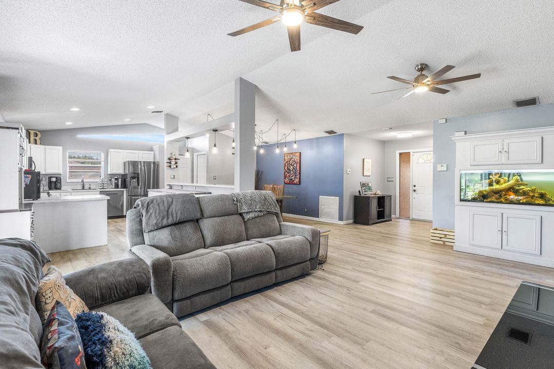 合同活跃: $599,000 (3 贝兹, 2 浴室, 1610 平方英尺)