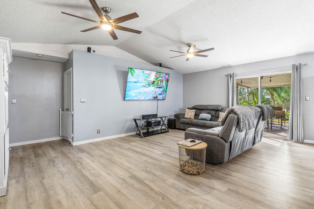 合同活跃: $599,000 (3 贝兹, 2 浴室, 1610 平方英尺)