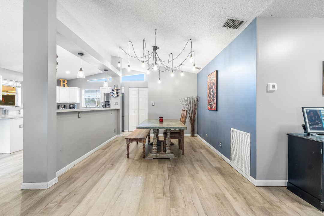 合同活跃: $599,000 (3 贝兹, 2 浴室, 1610 平方英尺)