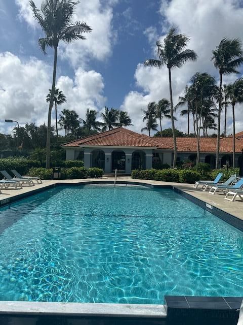 For Rent: $2,700 (2 beds, 2 baths, 1102 Square Feet)