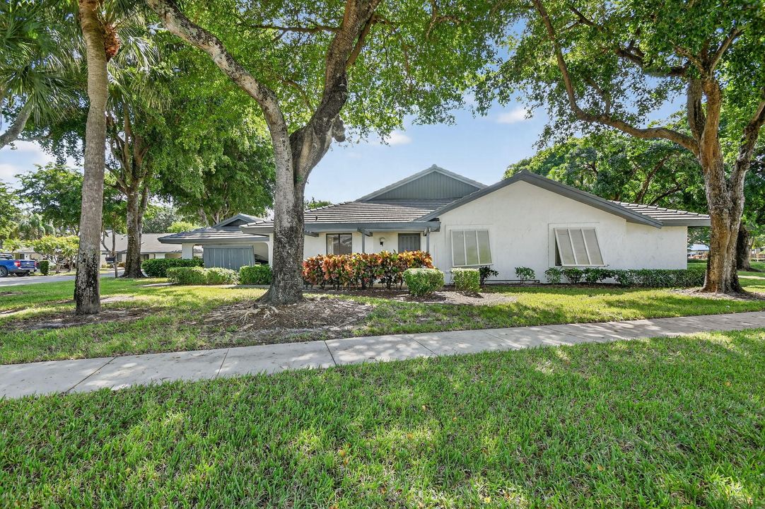 Active With Contract: $269,900 (2 beds, 2 baths, 1404 Square Feet)