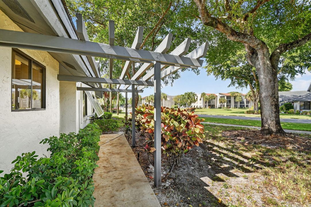 Active With Contract: $269,900 (2 beds, 2 baths, 1404 Square Feet)