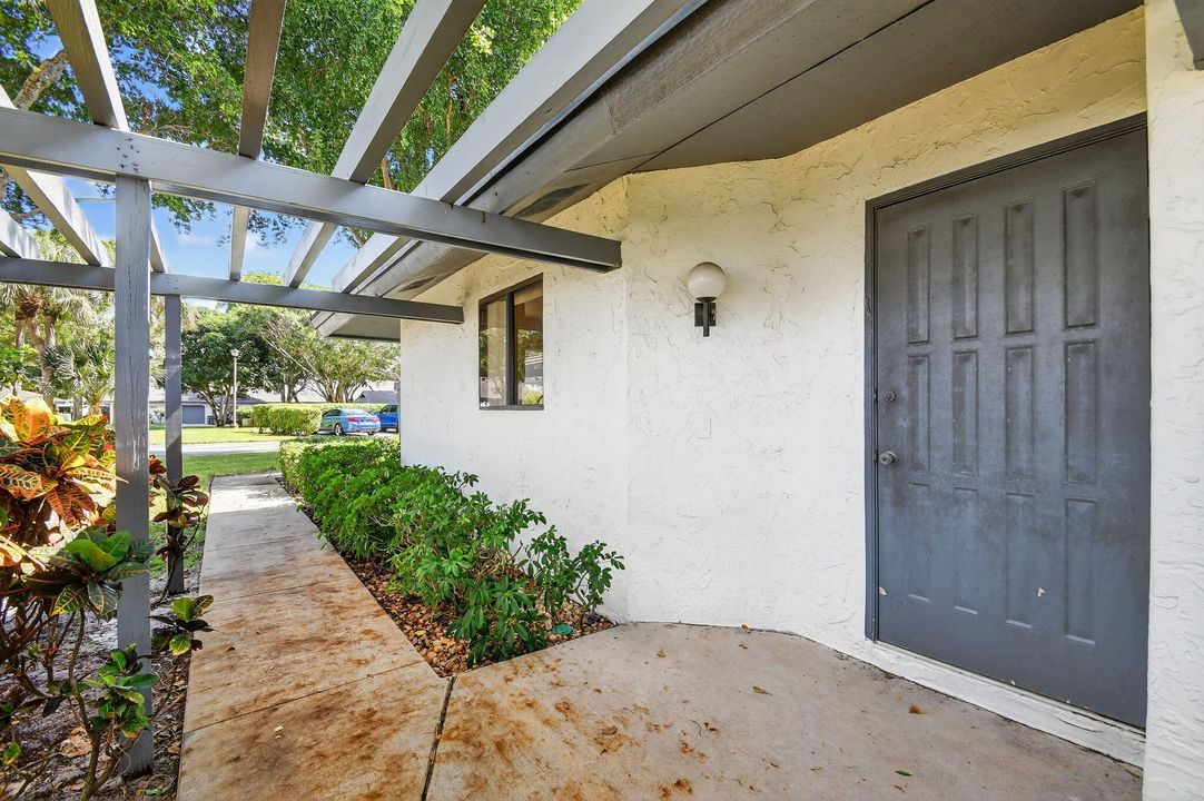 Active With Contract: $269,900 (2 beds, 2 baths, 1404 Square Feet)