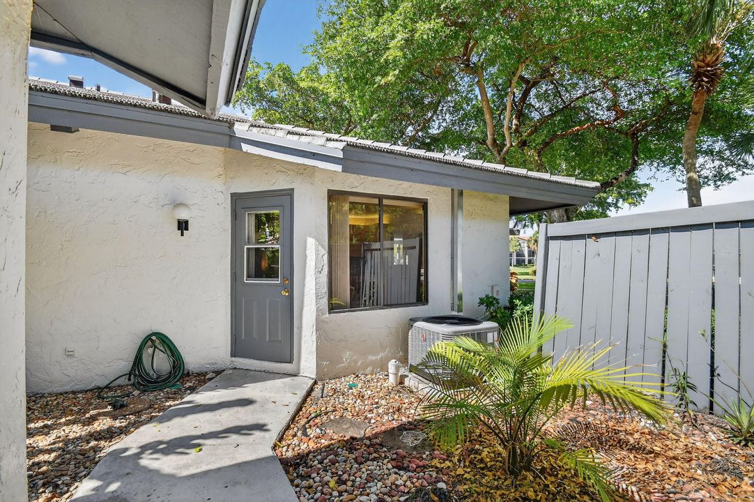 Active With Contract: $269,900 (2 beds, 2 baths, 1404 Square Feet)