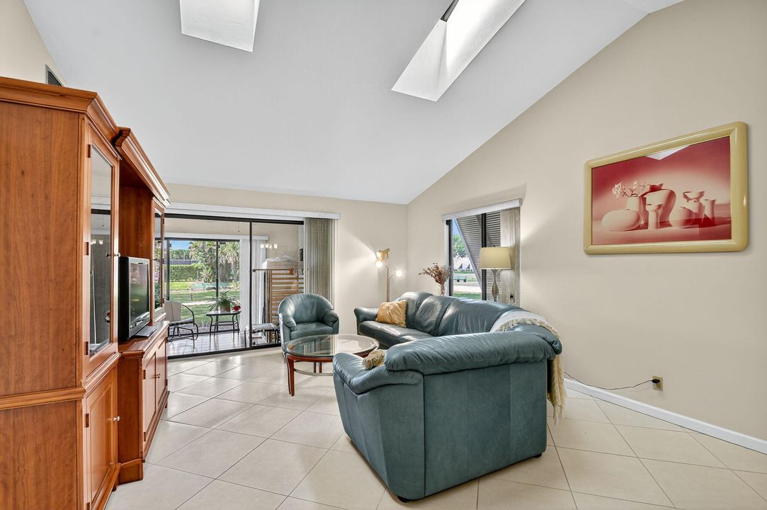 Active With Contract: $269,900 (2 beds, 2 baths, 1404 Square Feet)