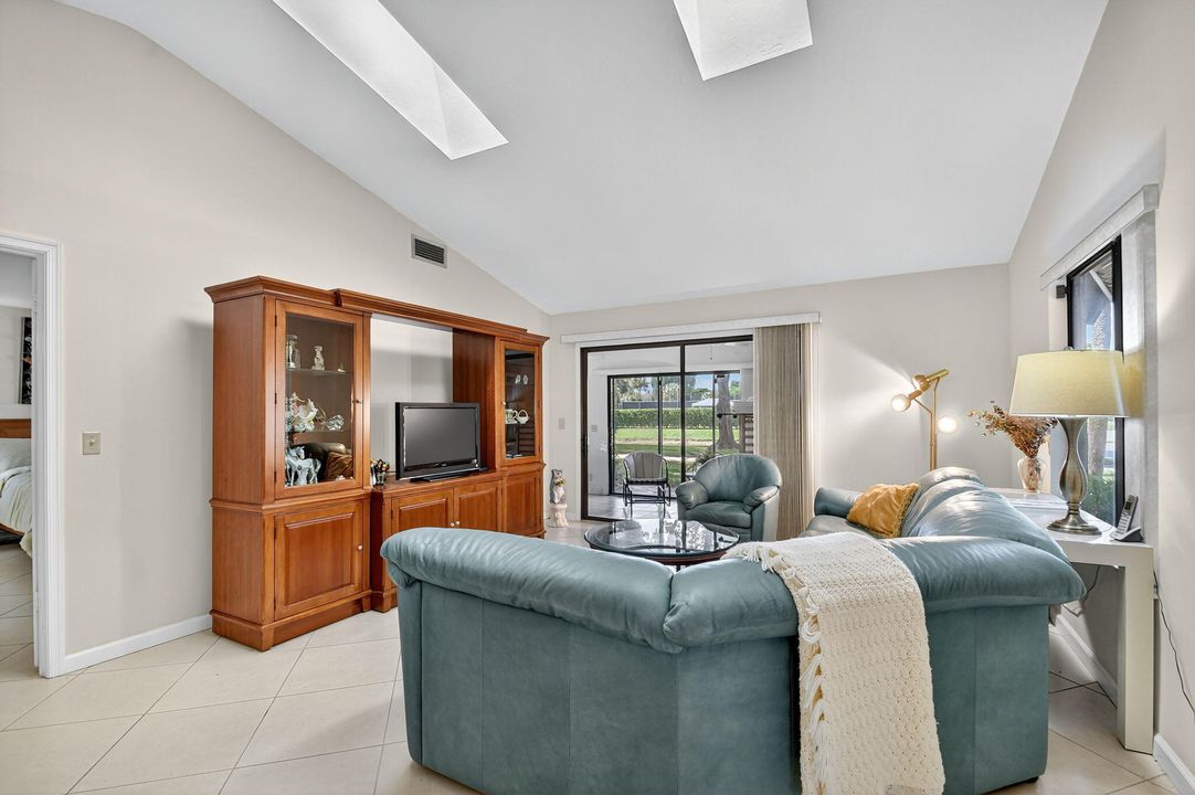 Active With Contract: $269,900 (2 beds, 2 baths, 1404 Square Feet)