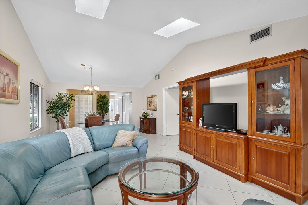 Active With Contract: $269,900 (2 beds, 2 baths, 1404 Square Feet)