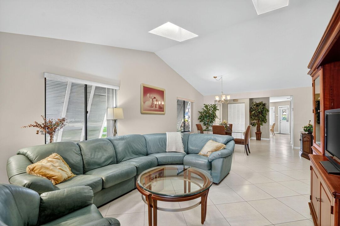 Active With Contract: $269,900 (2 beds, 2 baths, 1404 Square Feet)