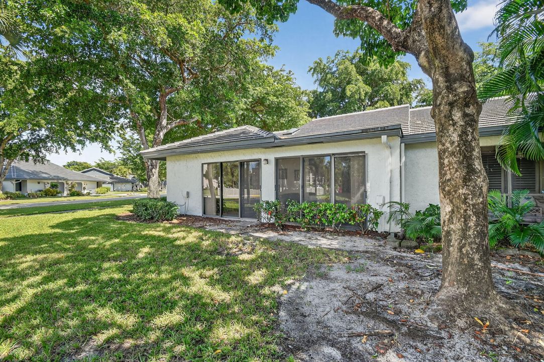 Active With Contract: $269,900 (2 beds, 2 baths, 1404 Square Feet)