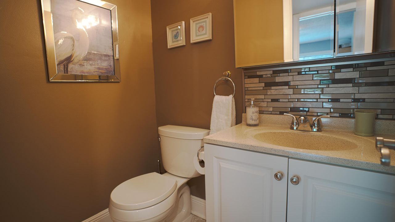 For Sale: $150,000 (2 beds, 1 baths, 819 Square Feet)