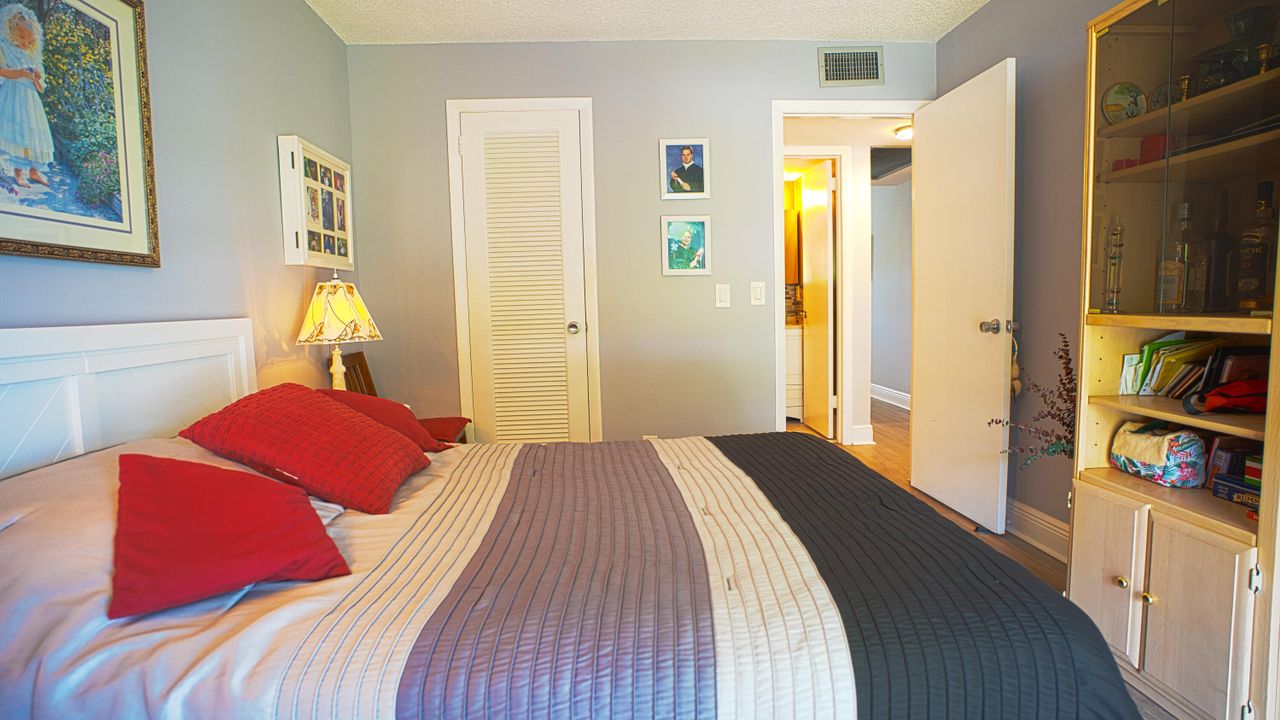 For Sale: $150,000 (2 beds, 1 baths, 819 Square Feet)