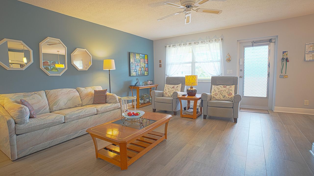 For Sale: $150,000 (2 beds, 1 baths, 819 Square Feet)