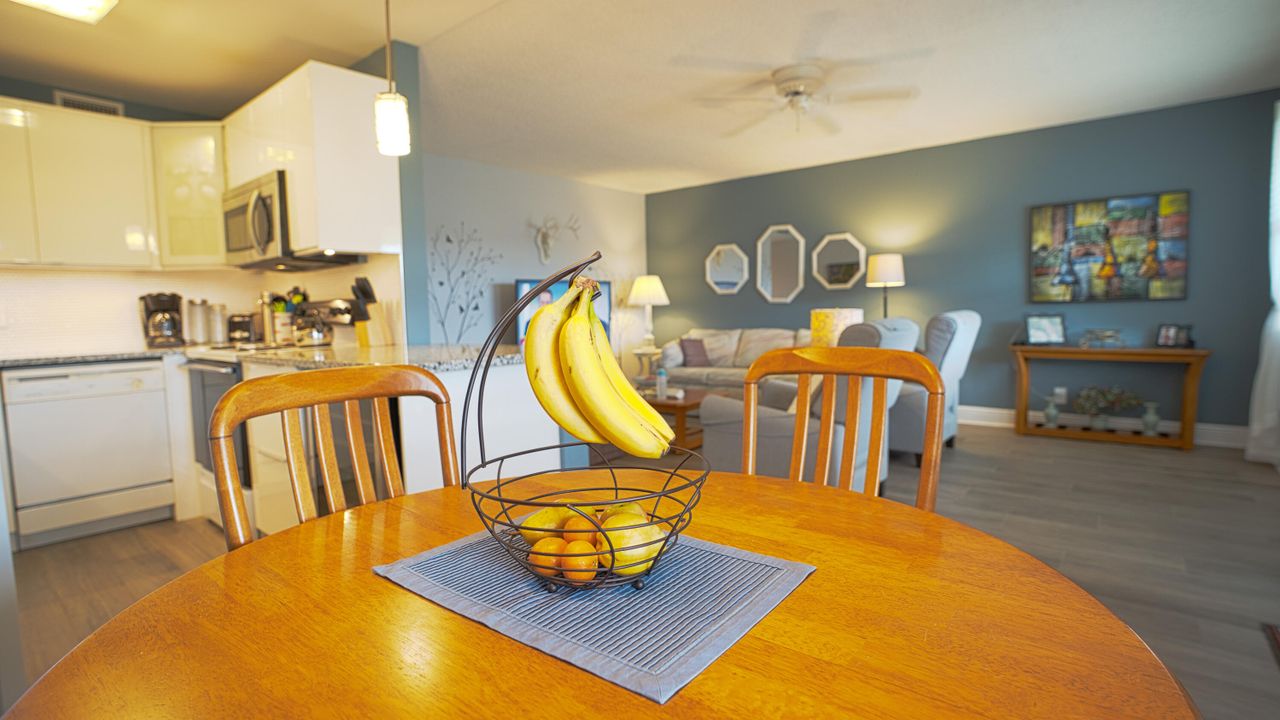 For Sale: $150,000 (2 beds, 1 baths, 819 Square Feet)