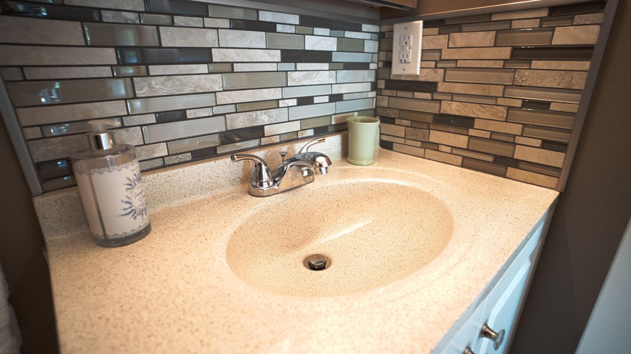 For Sale: $150,000 (2 beds, 1 baths, 819 Square Feet)