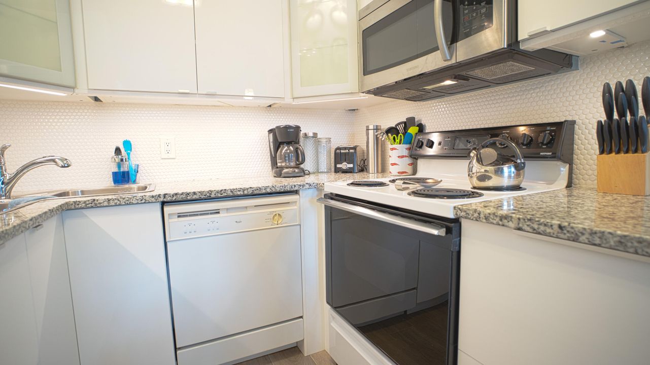 For Sale: $150,000 (2 beds, 1 baths, 819 Square Feet)