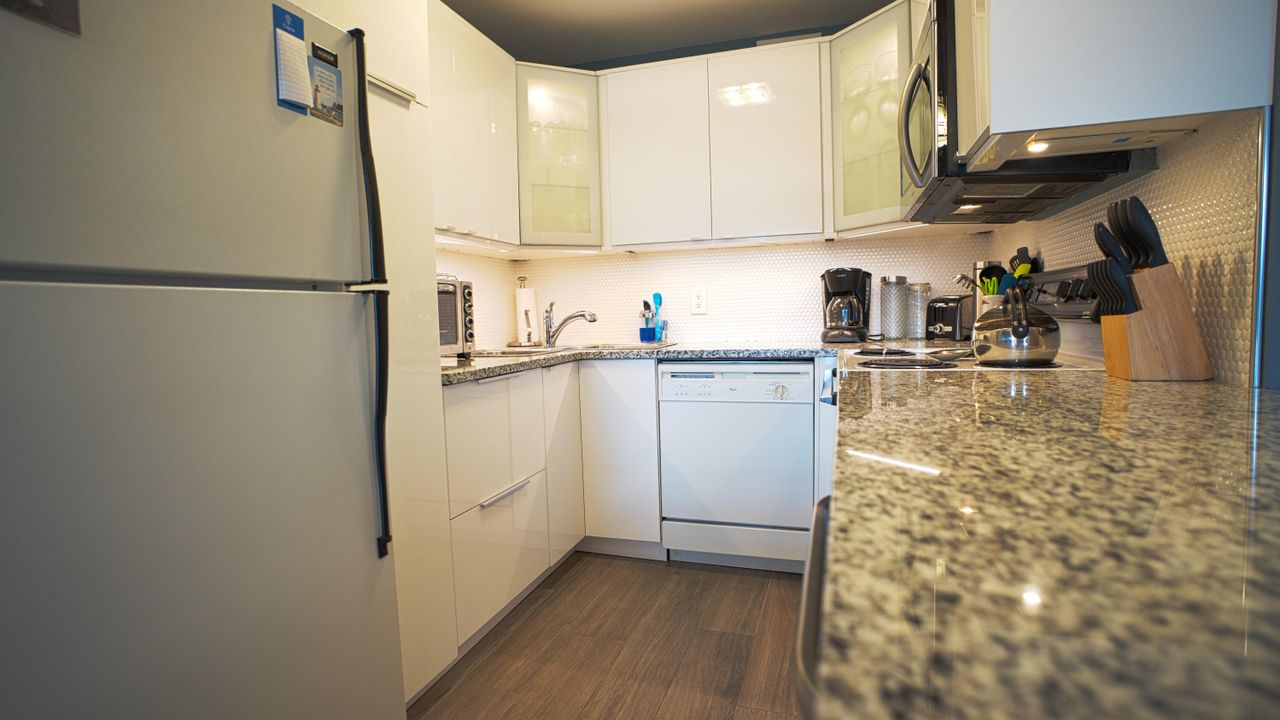 For Sale: $150,000 (2 beds, 1 baths, 819 Square Feet)