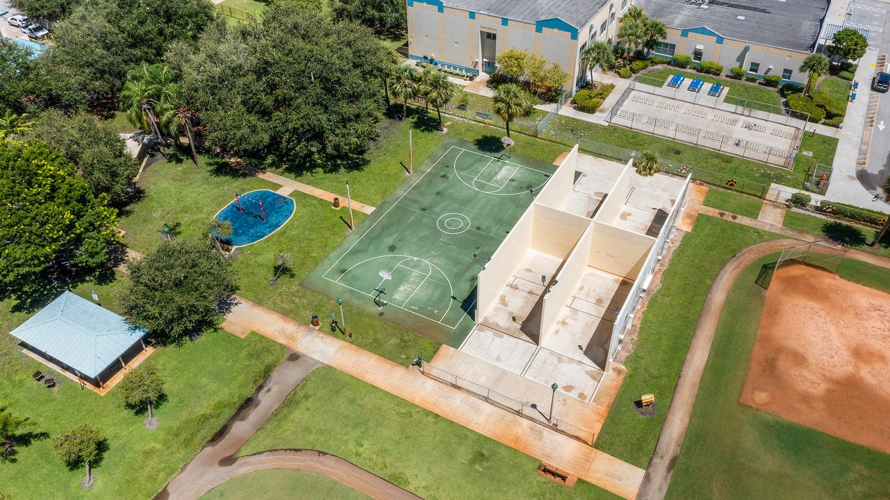 For Sale: $650,000 (2 beds, 2 baths, 1145 Square Feet)