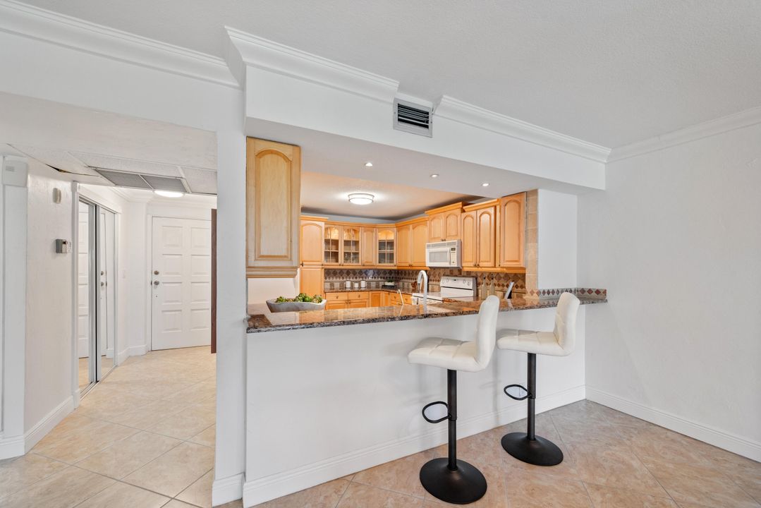 Под контрактом: $559,000 (2 спален, 2 ванн, 1186 Квадратных фут)