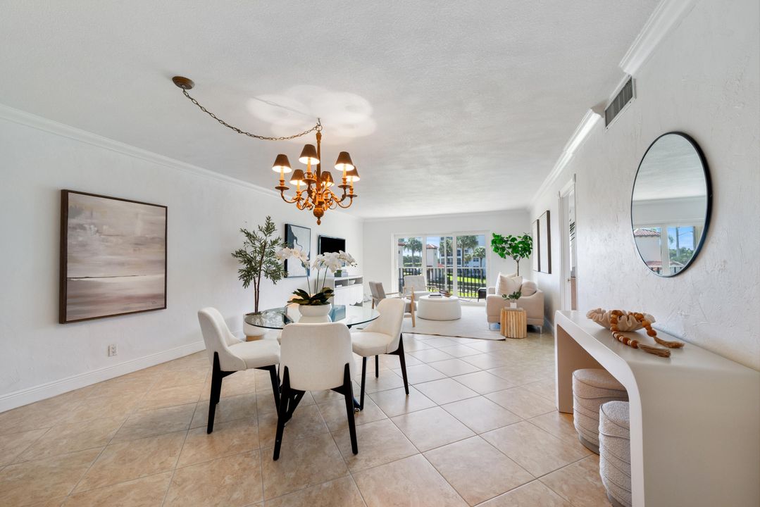 Под контрактом: $559,000 (2 спален, 2 ванн, 1186 Квадратных фут)