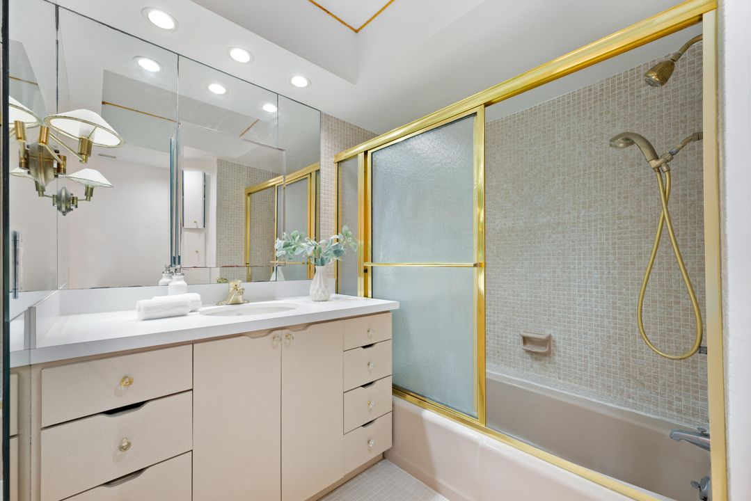 Под контрактом: $559,000 (2 спален, 2 ванн, 1186 Квадратных фут)