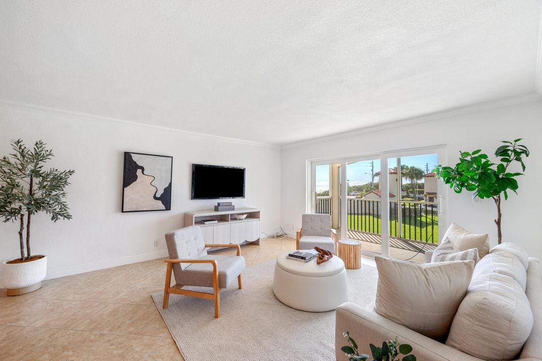 Под контрактом: $559,000 (2 спален, 2 ванн, 1186 Квадратных фут)