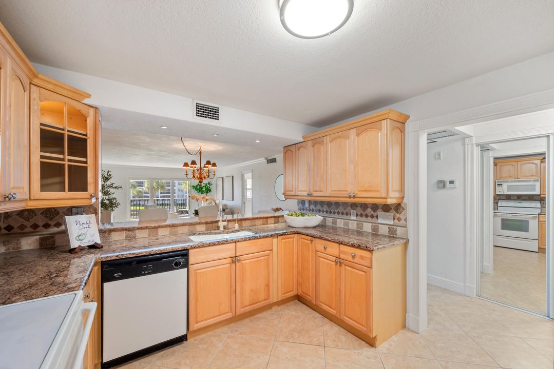 Под контрактом: $559,000 (2 спален, 2 ванн, 1186 Квадратных фут)