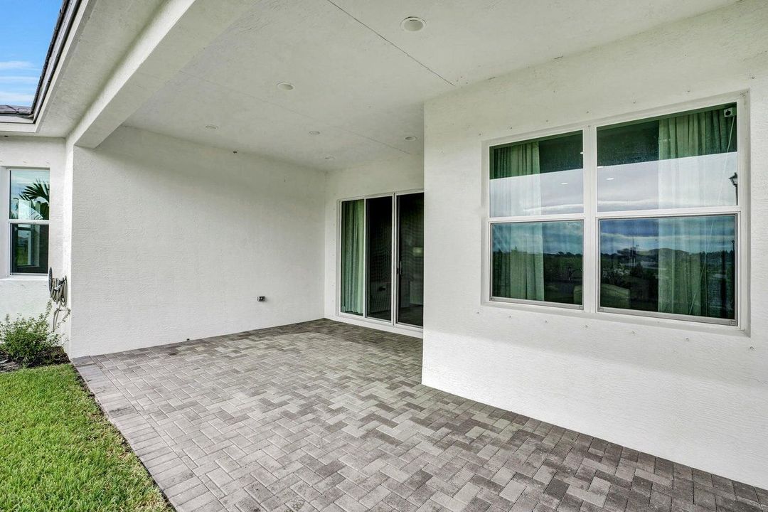 For Sale: $569,000 (3 beds, 2 baths, 2042 Square Feet)