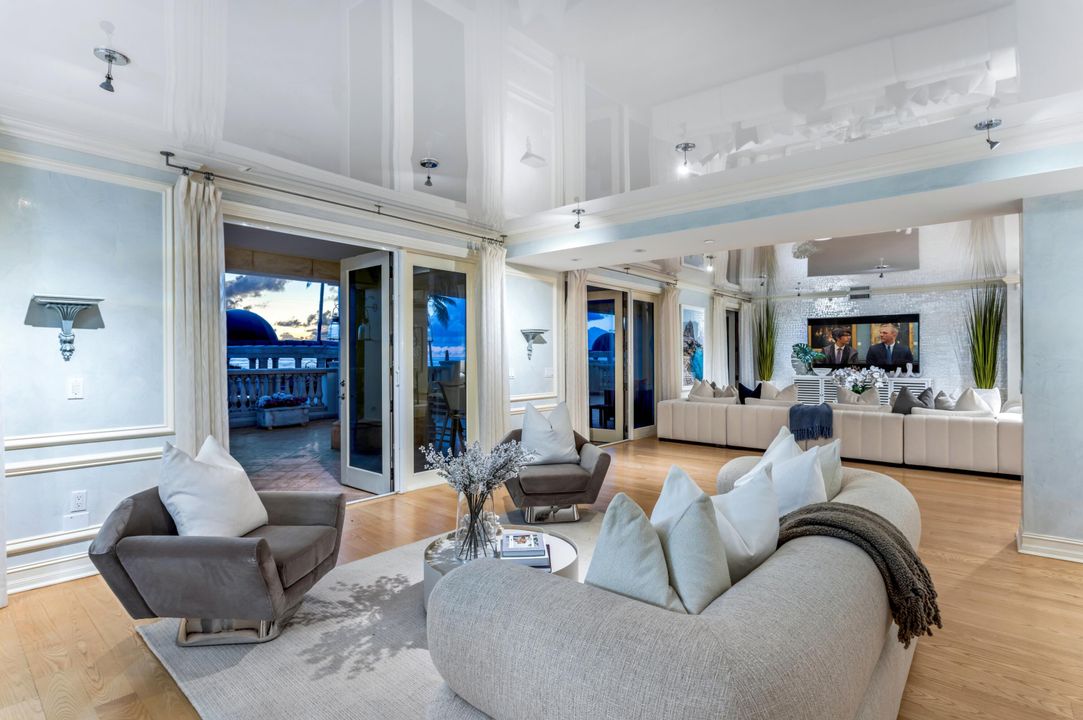 На продажу: $7,750,000 (3 спален, 2 ванн, 4900 Квадратных фут)