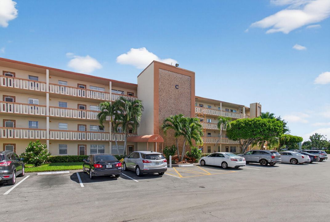 Active With Contract: $1,699 (2 beds, 2 baths, 896 Square Feet)