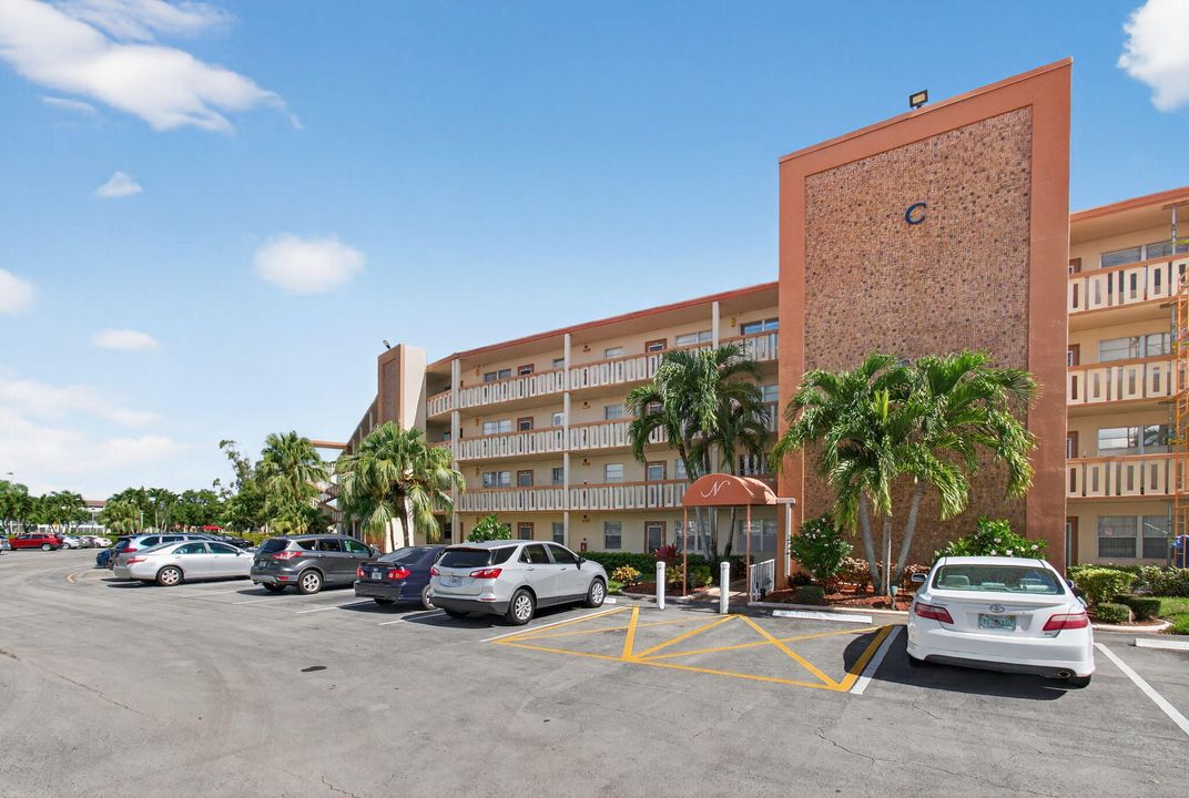 Active With Contract: $1,699 (2 beds, 2 baths, 896 Square Feet)