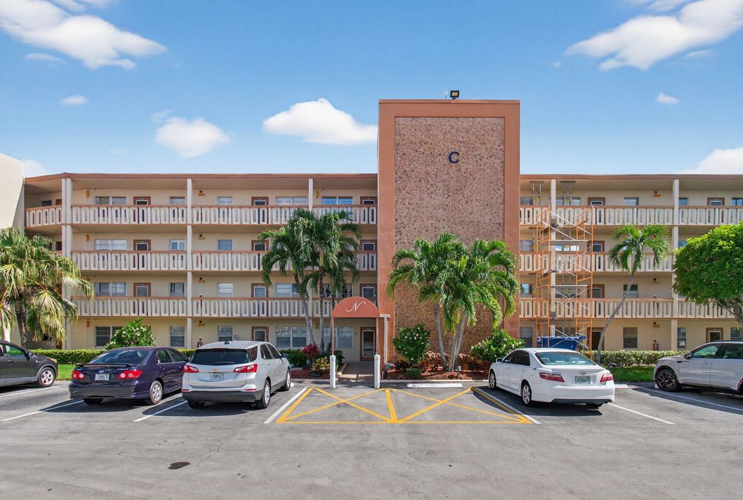 Active With Contract: $1,699 (2 beds, 2 baths, 896 Square Feet)