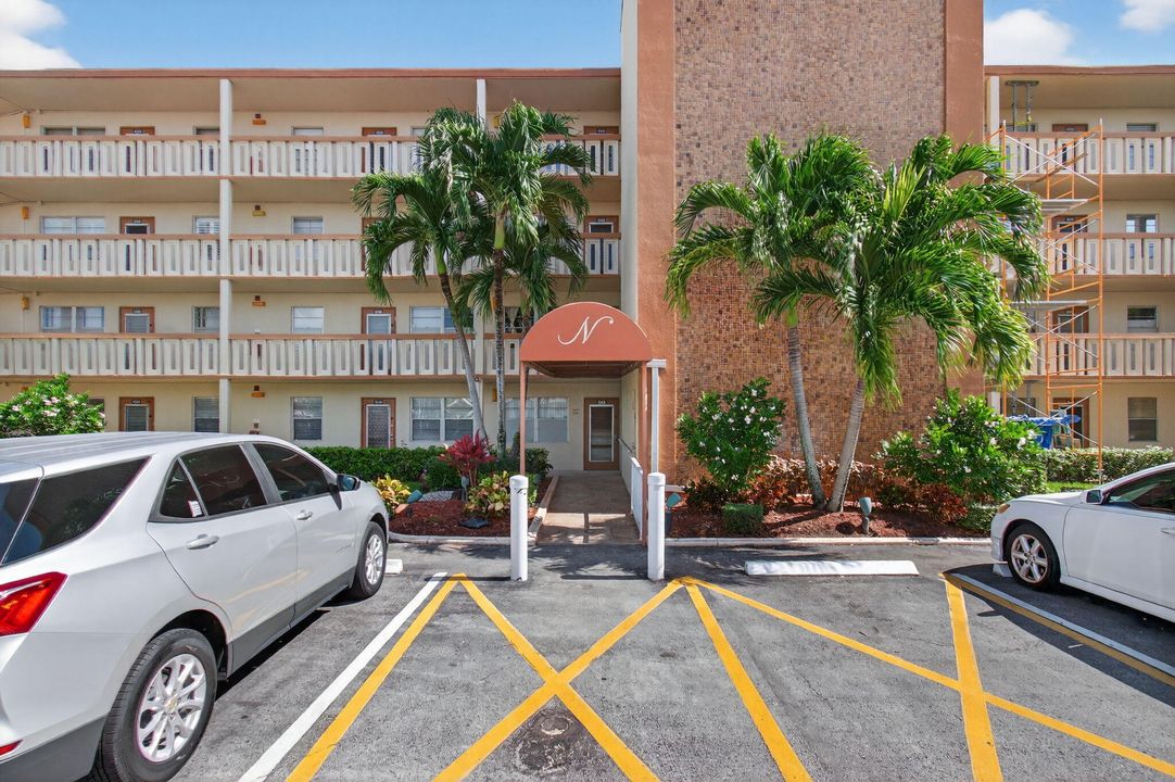 Active With Contract: $1,699 (2 beds, 2 baths, 896 Square Feet)