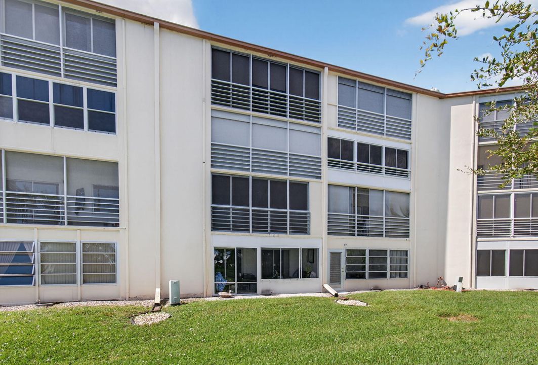 Active With Contract: $1,699 (2 beds, 2 baths, 896 Square Feet)