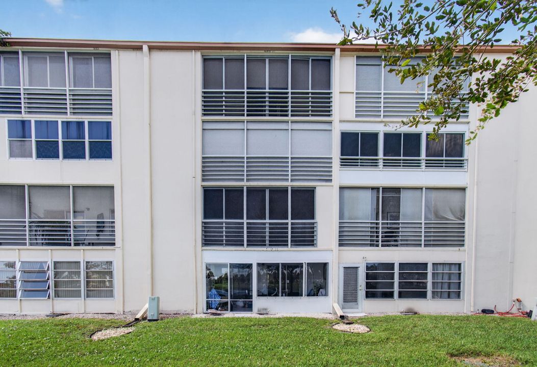 Active With Contract: $1,699 (2 beds, 2 baths, 896 Square Feet)