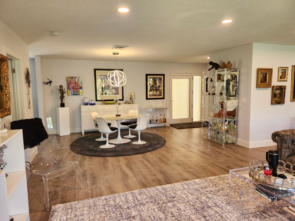 For Sale: $311,900 (2 beds, 2 baths, 1730 Square Feet)