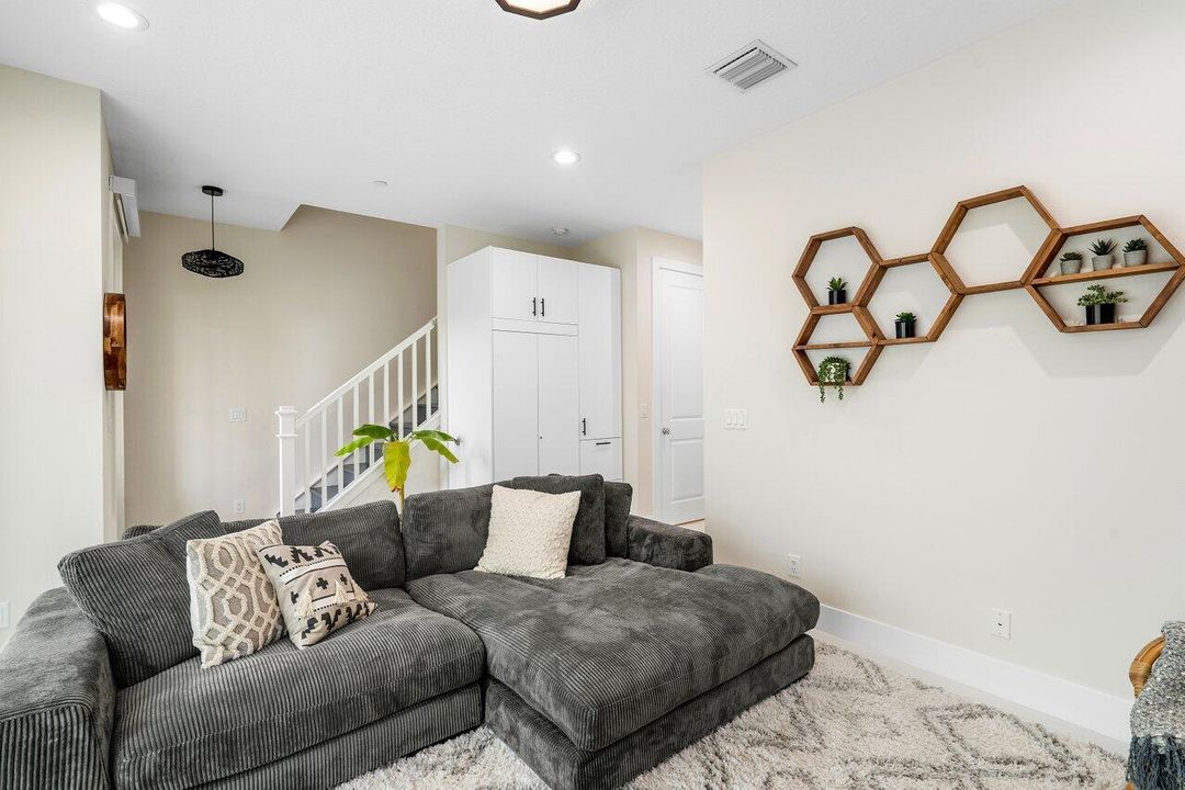 For Sale: $910,000 (3 beds, 3 baths, 2252 Square Feet)