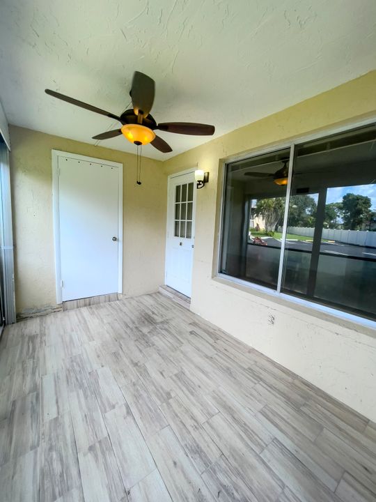 合同活跃: $1,500 (2 贝兹, 1 浴室, 920 平方英尺)