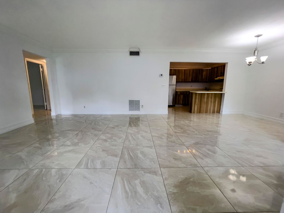 合同活跃: $1,500 (2 贝兹, 1 浴室, 920 平方英尺)