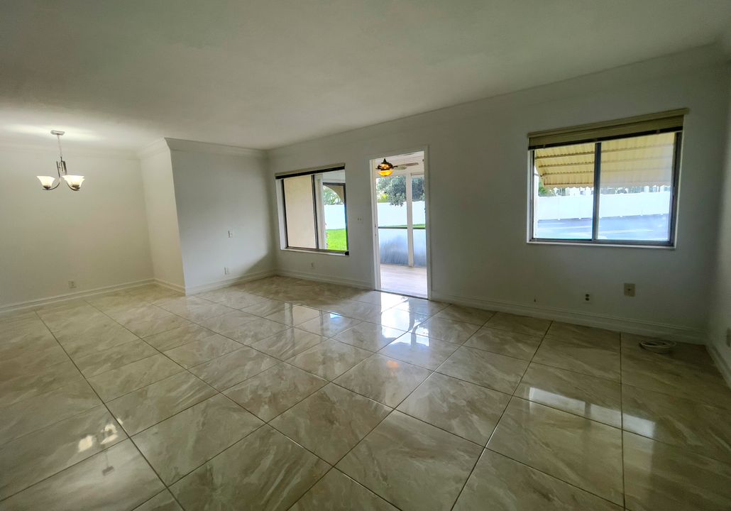 合同活跃: $1,500 (2 贝兹, 1 浴室, 920 平方英尺)