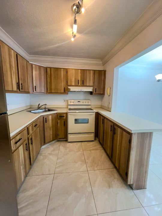 合同活跃: $1,500 (2 贝兹, 1 浴室, 920 平方英尺)