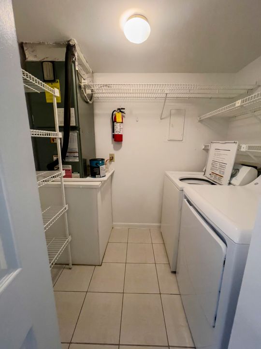 合同活跃: $1,500 (2 贝兹, 1 浴室, 920 平方英尺)