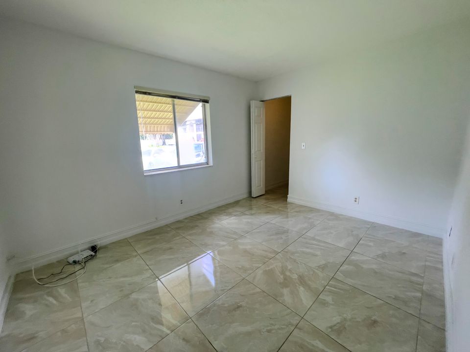 合同活跃: $1,500 (2 贝兹, 1 浴室, 920 平方英尺)