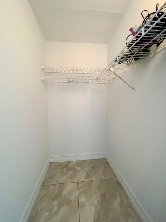 合同活跃: $1,500 (2 贝兹, 1 浴室, 920 平方英尺)