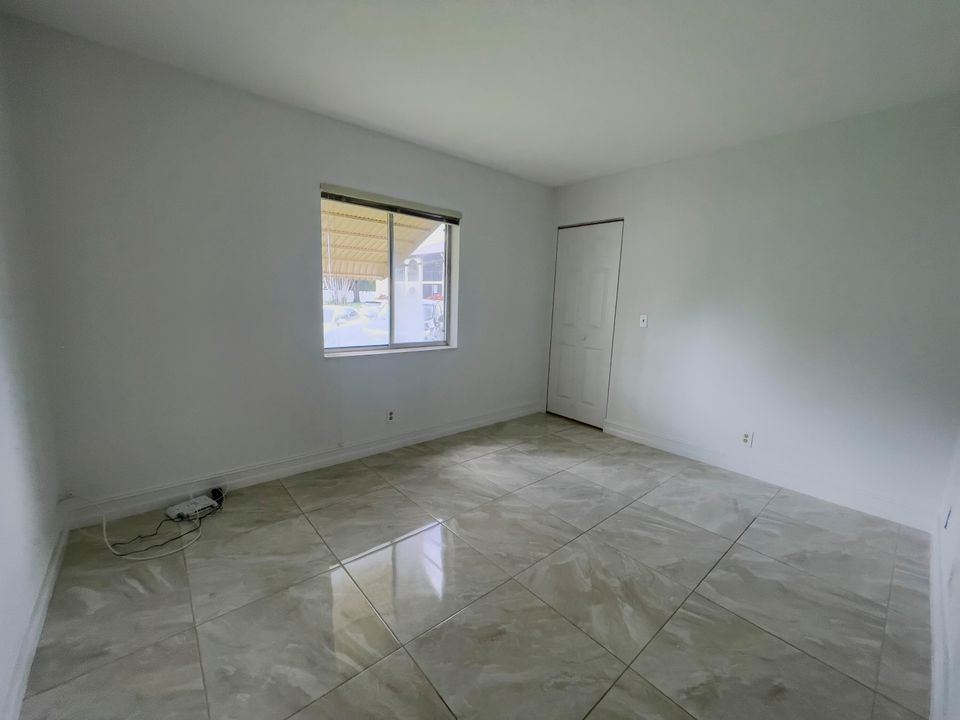 合同活跃: $1,500 (2 贝兹, 1 浴室, 920 平方英尺)