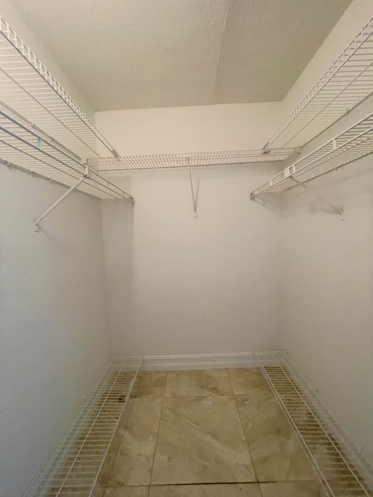 合同活跃: $1,500 (2 贝兹, 1 浴室, 920 平方英尺)