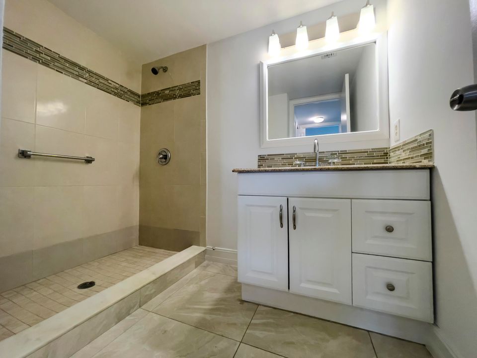 合同活跃: $1,500 (2 贝兹, 1 浴室, 920 平方英尺)