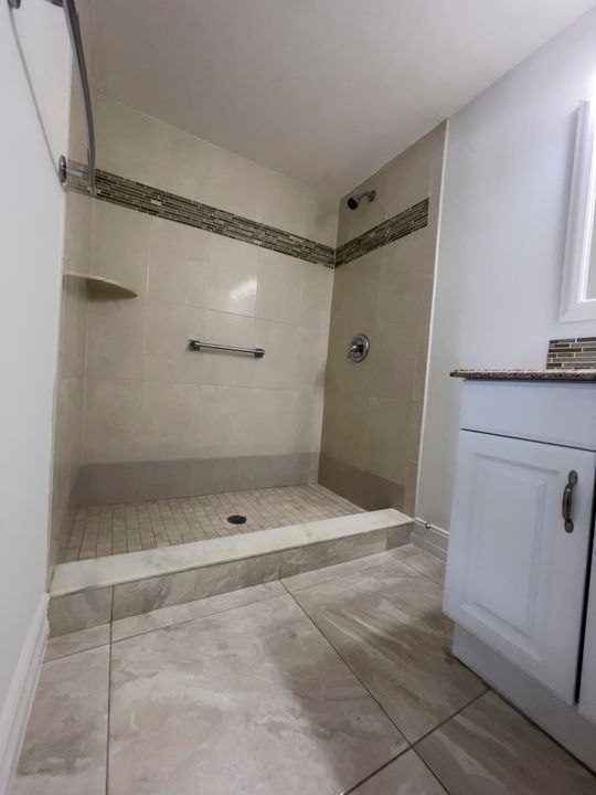 合同活跃: $1,500 (2 贝兹, 1 浴室, 920 平方英尺)