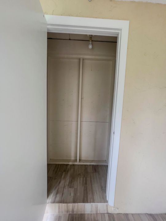 合同活跃: $1,500 (2 贝兹, 1 浴室, 920 平方英尺)